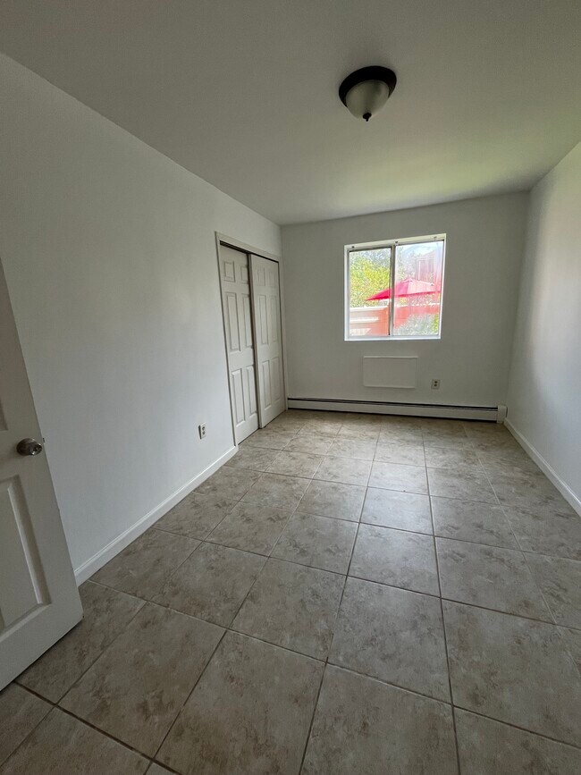 Foto del edificio - 240 Pennyfield Ave