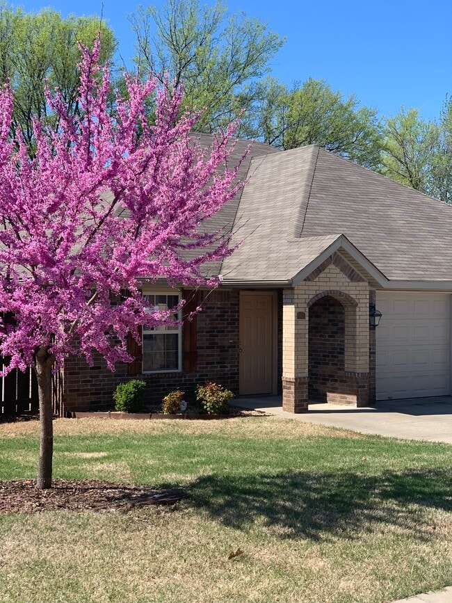 Building Photo - 903 Meadowlands Dr