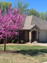 Building Photo - 903 Meadowlands Dr