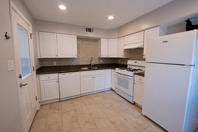 Building Photo - 2403 Branard St