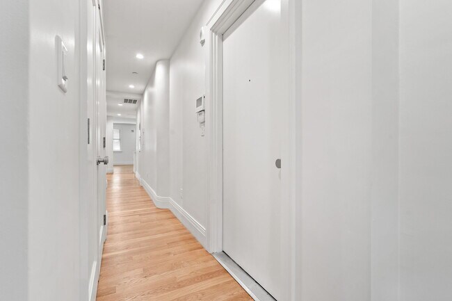 Building Photo - 67 Saint Botolph St