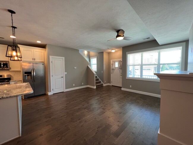 Building Photo - Gorgeous Townhome right on the river!