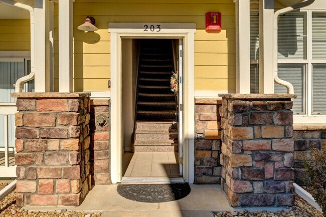 Foto del edificio - Beautiful Stonegate condo with HUGE garage