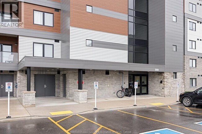 Photo du bâtiment - 2550 Sandwich W Pkwy