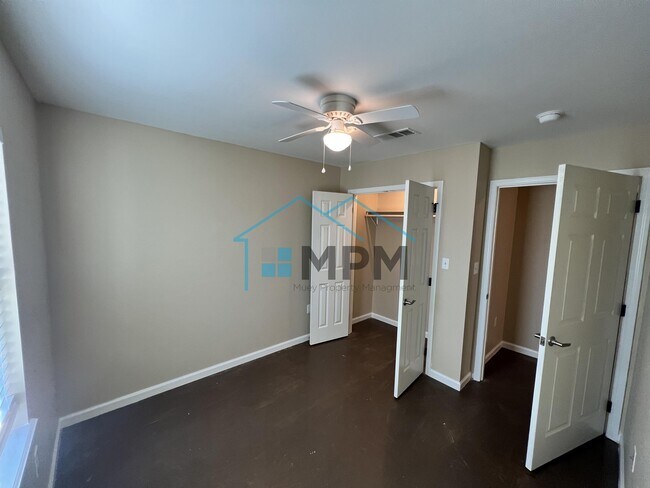 Building Photo - 111 Falcon Dr