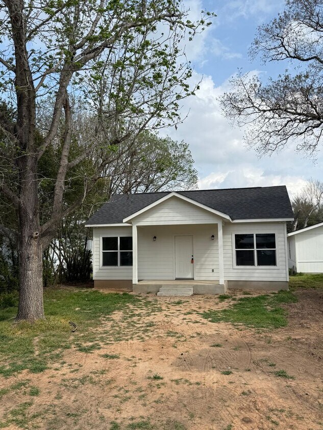 Foto principal - Charming 2 Bedroom / 2 Bath Bungalow