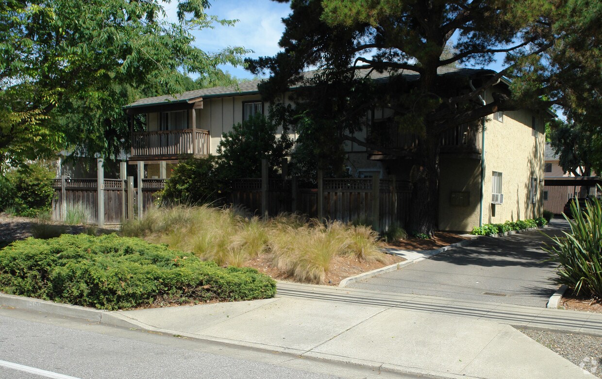 Primary Photo - 669 Homestead Rd