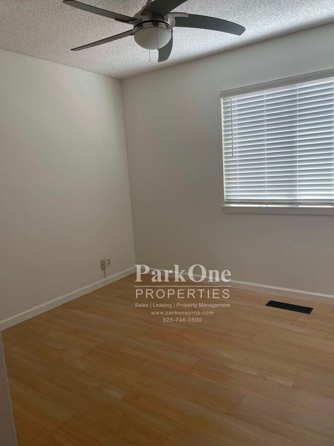 Foto del edificio - Coming Soon! Nicely Updated Home in Clayton!
