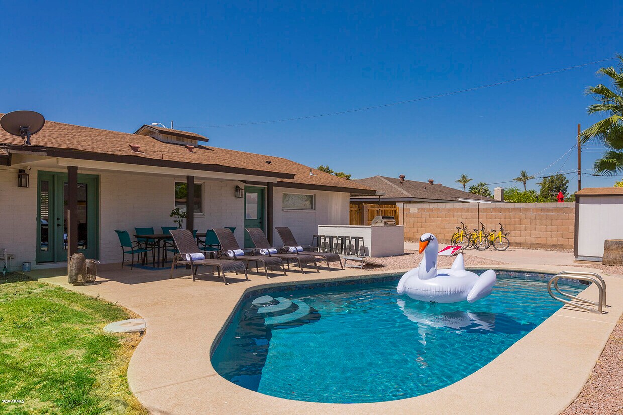 Primary Photo - 8214 E Meadowbrook Ave