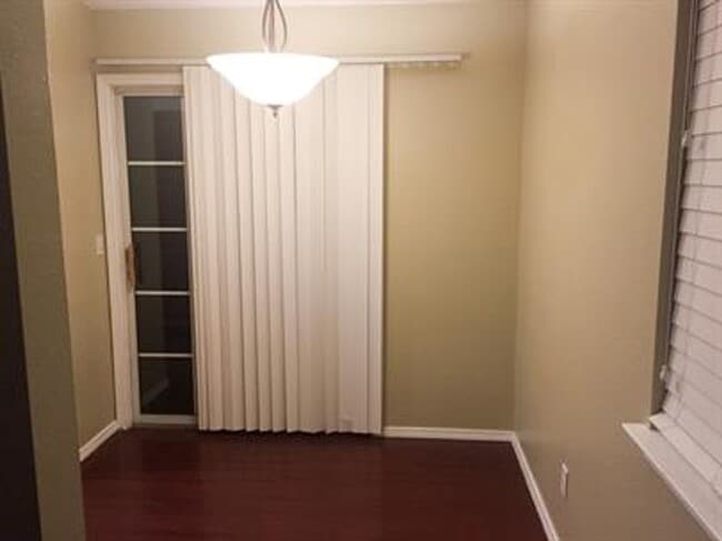Building Photo - Spacious duplex in Fayetteville!