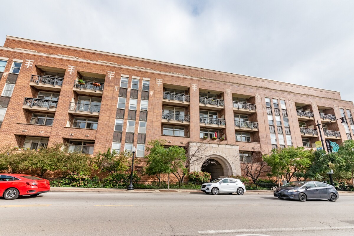 Primary Photo - 1350 W Fullerton Ave