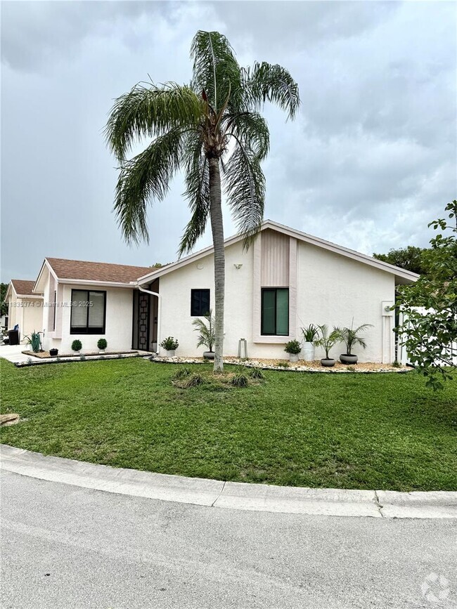 Building Photo - 9665 Golf State Park Way