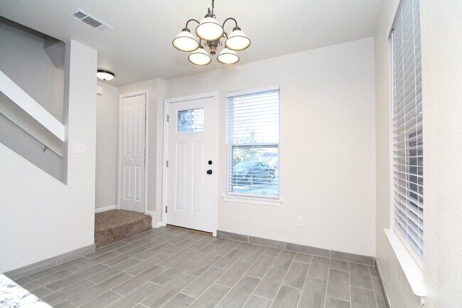 Building Photo - Charming 3 Bedroom Townhouse with in Pensa...