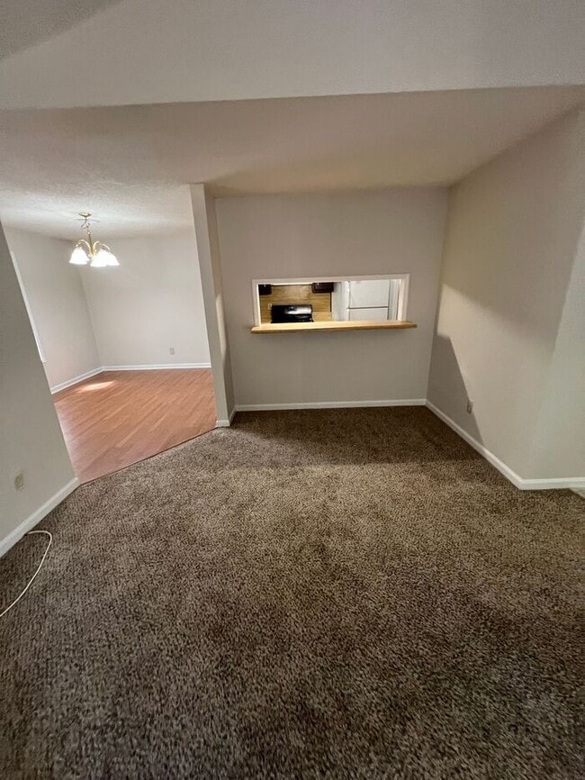 Building Photo - READY NOW! Top-Floor 2 Bedroom, 2 Bath Uni...