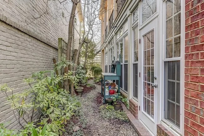 Building Photo - 1060 Island Dr