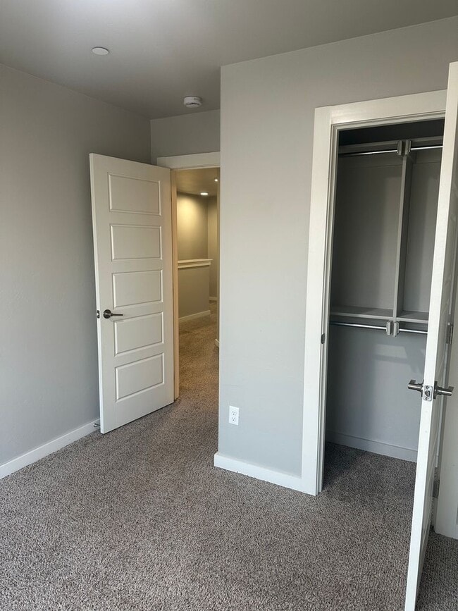 Building Photo - 3 Bedroom Townhome with ALL APPLIANCES at a great price!!
