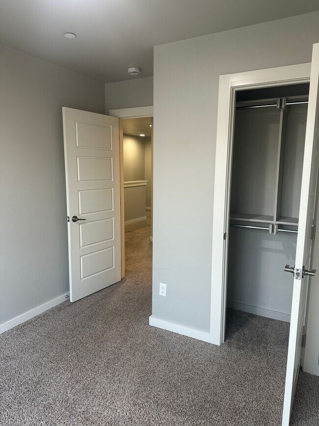 Foto del edificio - 3 Bedroom Townhome with ALL APPLIANCES at a great price!!