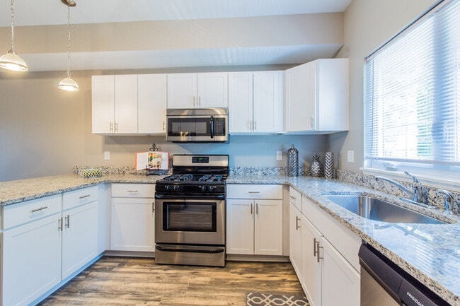 Building Photo - Waterford Townhomes