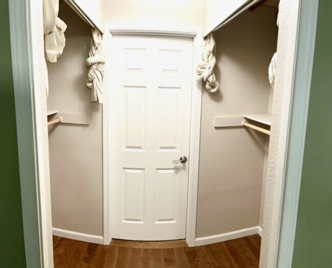 Foto del edificio - 2Bdrm 2Bthrm, Quiet and Washer-Dryer Inside!