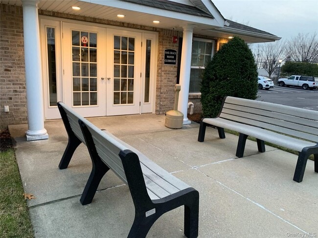 Building Photo - 594 W Montauk Hwy