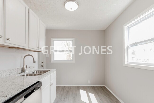 Building Photo - 3027 Adams St