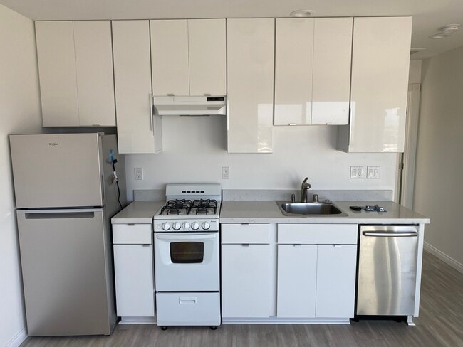 Full kitchen with dishwasher - 3636 Ethan Allen Ave