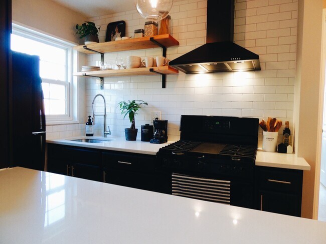 Building Photo - 2237 Farrington Avenue, Unit 201