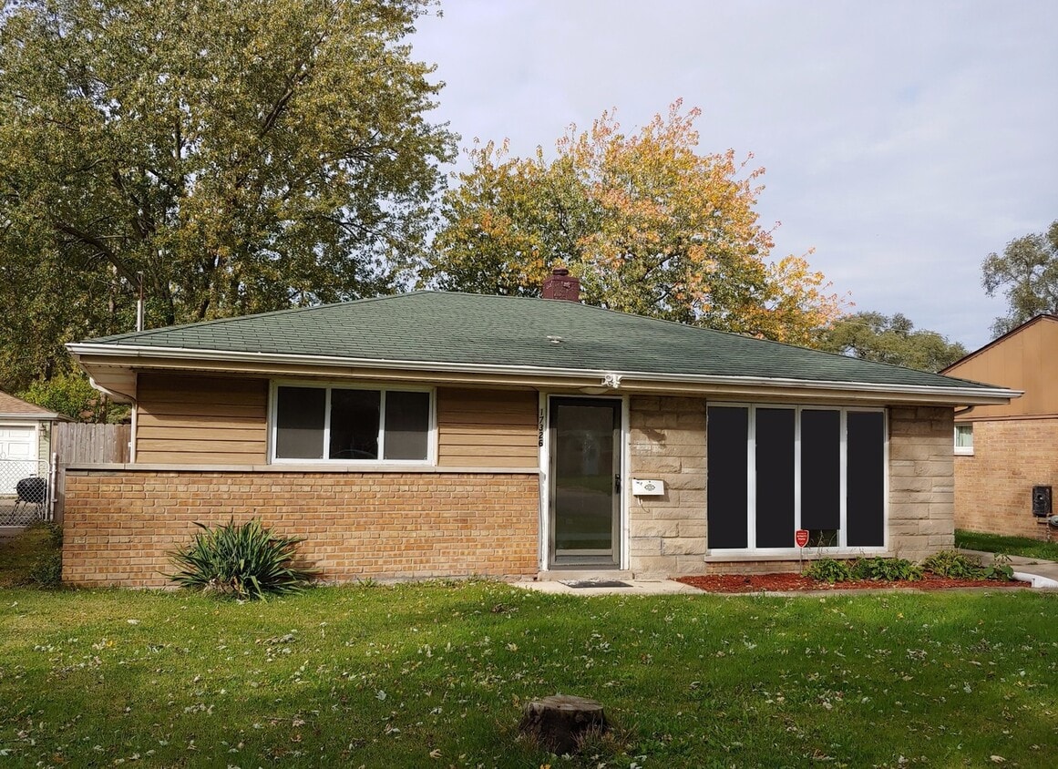 Primary Photo - 2 Bedroom Ranch Home now available in Lans...