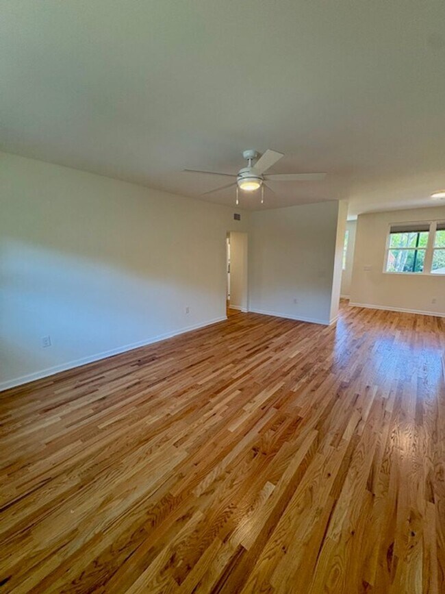 Foto del edificio - Newly Renovated Three Bedrooms Condo in South Windermere