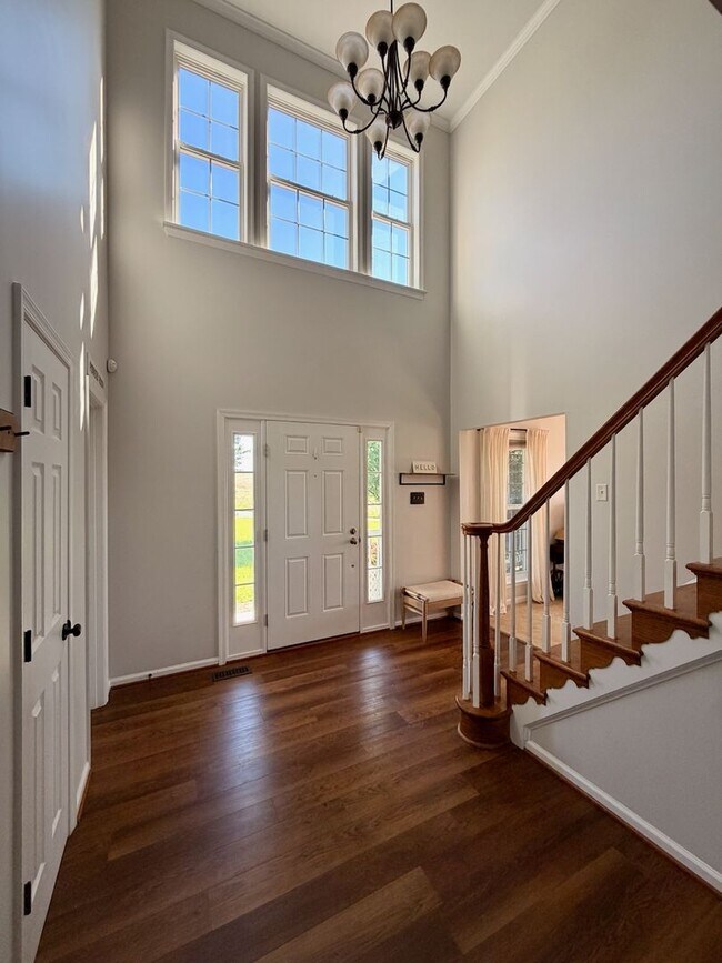 Building Photo - Large 5 Bedroom Home with Yard