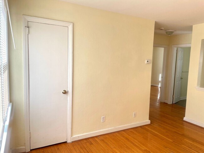 Building Photo - Sunny and Charming Beach Apartment For Rent!