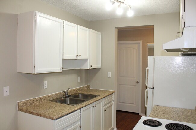 Building Photo - Marcus Manor Apartments