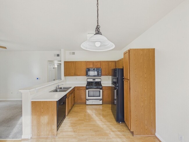 Building Photo - Gated Community with Pool & Clubhouse