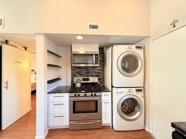 Building Photo - AVAILBLE NOW !! Recently UPDATED 2 Bedroom...