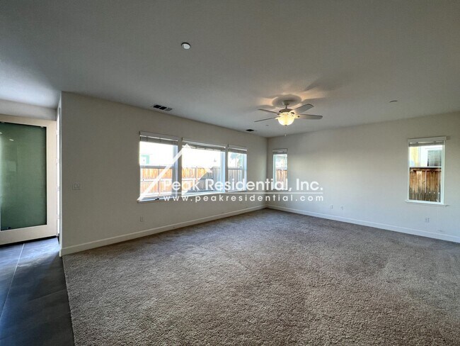 Foto del edificio - Beautiful 4bd/2.5ba Elk Grove Home with 2 ...