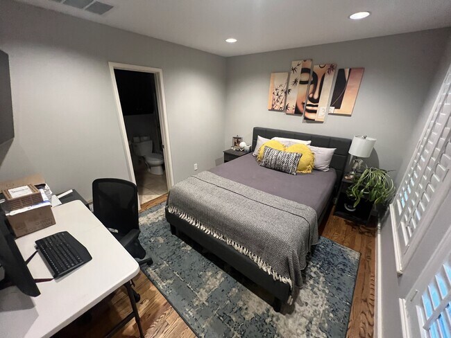 Foto del edificio - 2411 N Hall St