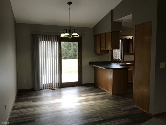 Building Photo - 2 br, 1.5 bath  - 3931 Losey Rd #2