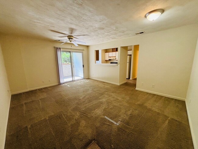 Building Photo - 3 Bedroom 2 Bath Condo