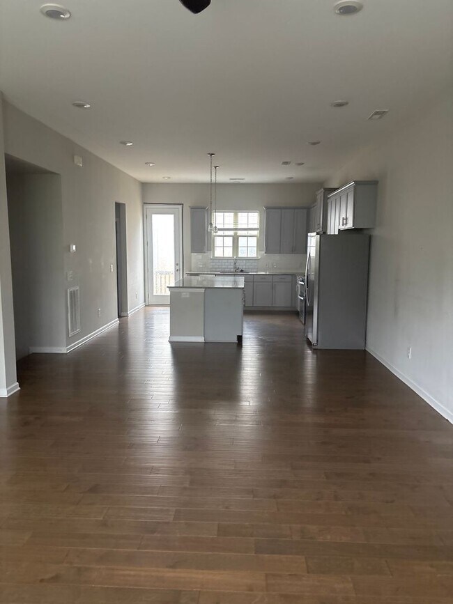 Foto del edificio - COMING SOON: T.R. Lawing Realty Property