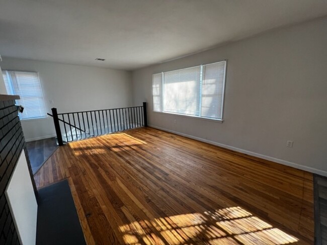 Foto del edificio - 1301-1303 W Broadway