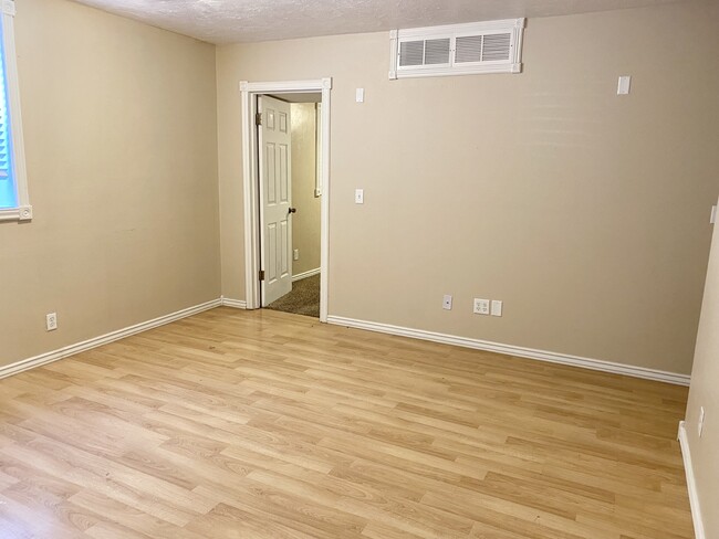 Building Photo - 120 N 1st W