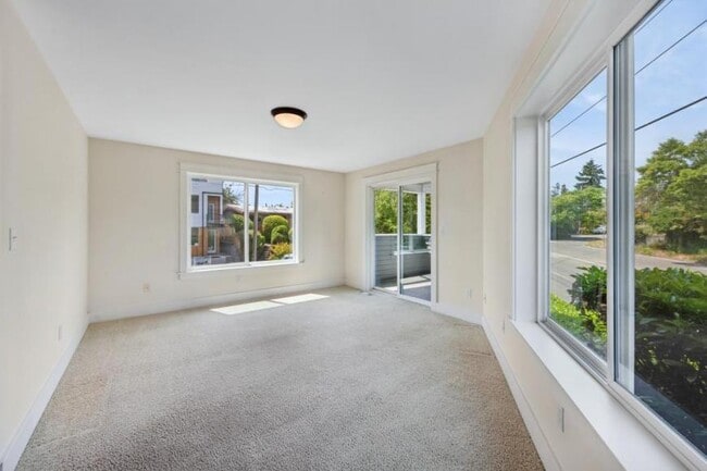 Building Photo - 4 bedroom in Seattle WA 98103