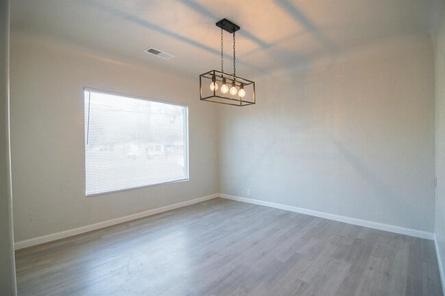 Building Photo - Dinuba House For Rent