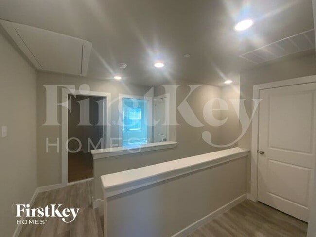 Building Photo - 325 Nima Ln