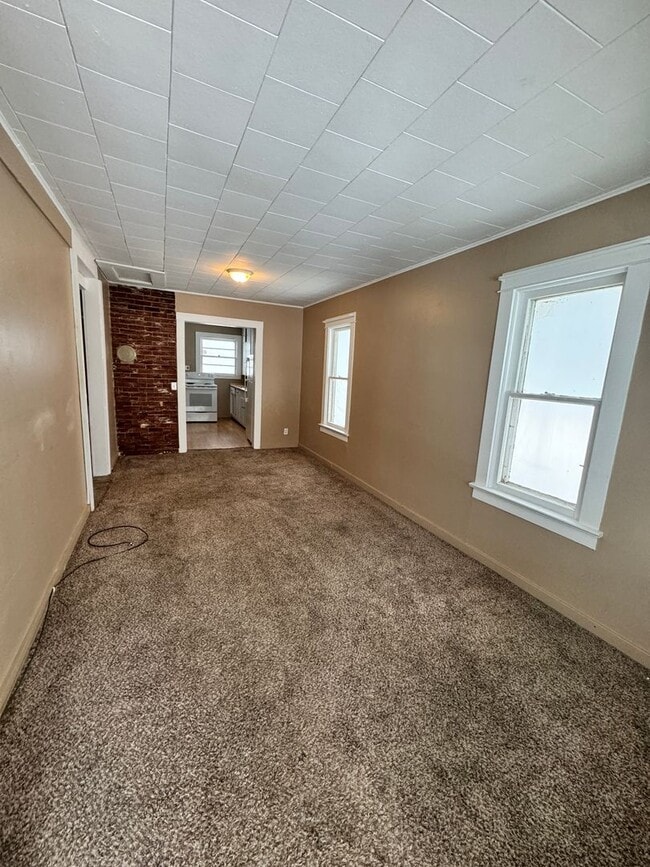 Building Photo - 17 Elm Ave SE