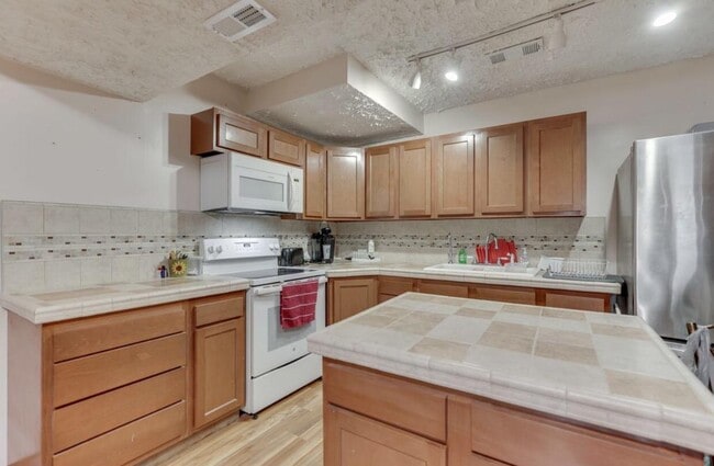 Building Photo - 3935 Mistletoe Dr