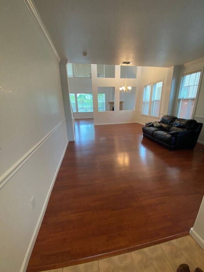 Building Photo - Gorgeous Open Floorplan in Empire Ranch of...