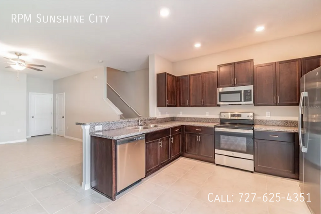 Building Photo - Modern 3-Bedroom Townhome in Prime Tampa L...