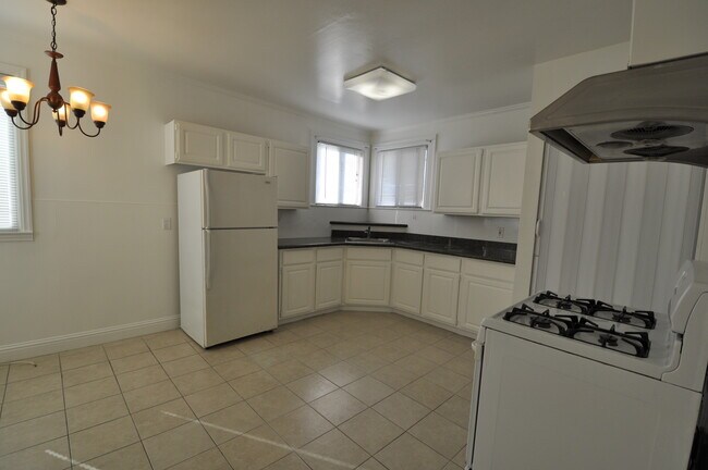 Functional kitchen. - 272 88th St