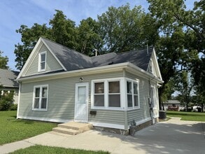 Building Photo - 1107 W 1st St